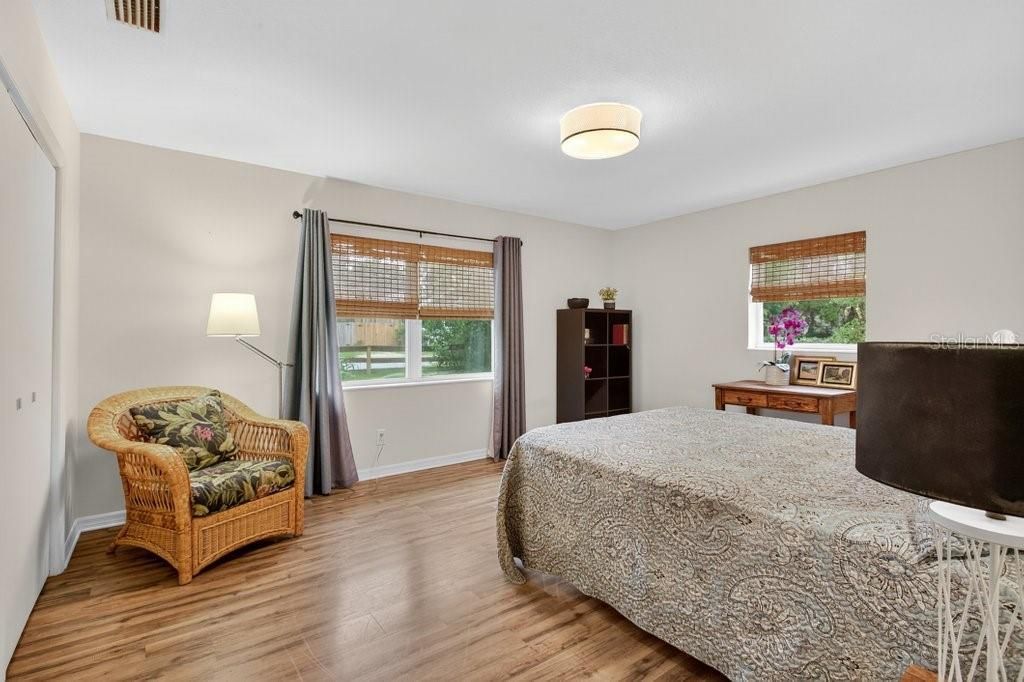 待售: $389,000 (2 贝兹, 1 浴室, 1064 平方英尺)