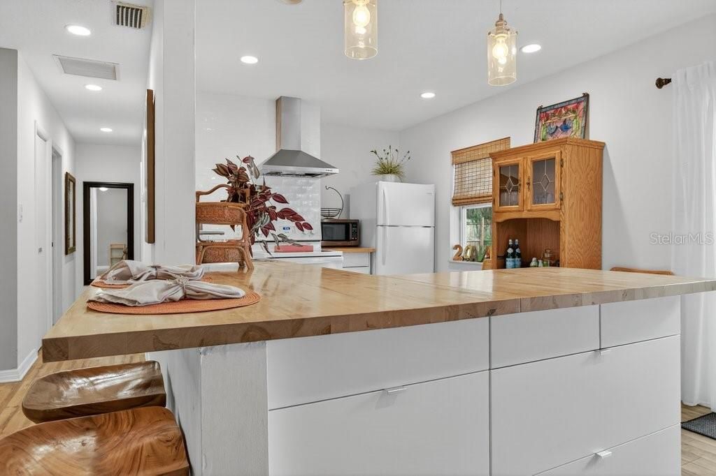 待售: $389,000 (2 贝兹, 1 浴室, 1064 平方英尺)