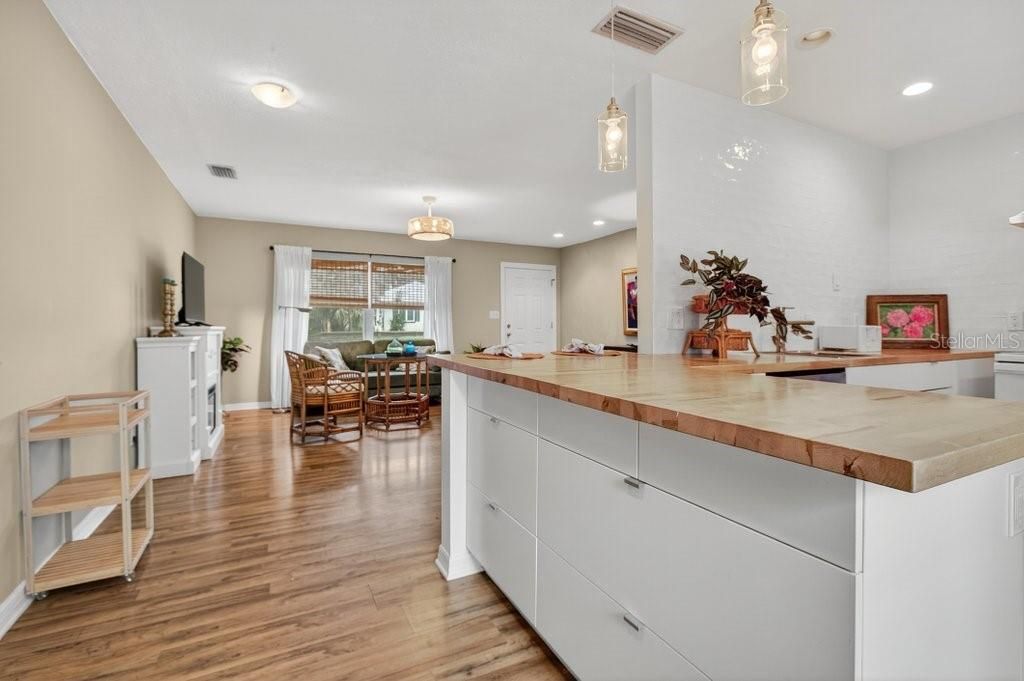 待售: $389,000 (2 贝兹, 1 浴室, 1064 平方英尺)