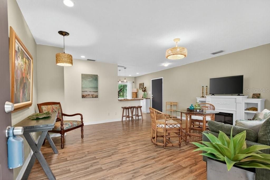 待售: $389,000 (2 贝兹, 1 浴室, 1064 平方英尺)