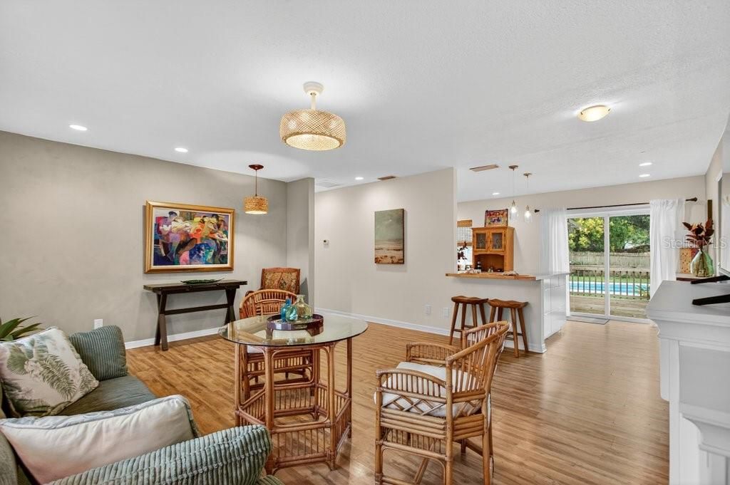 待售: $389,000 (2 贝兹, 1 浴室, 1064 平方英尺)