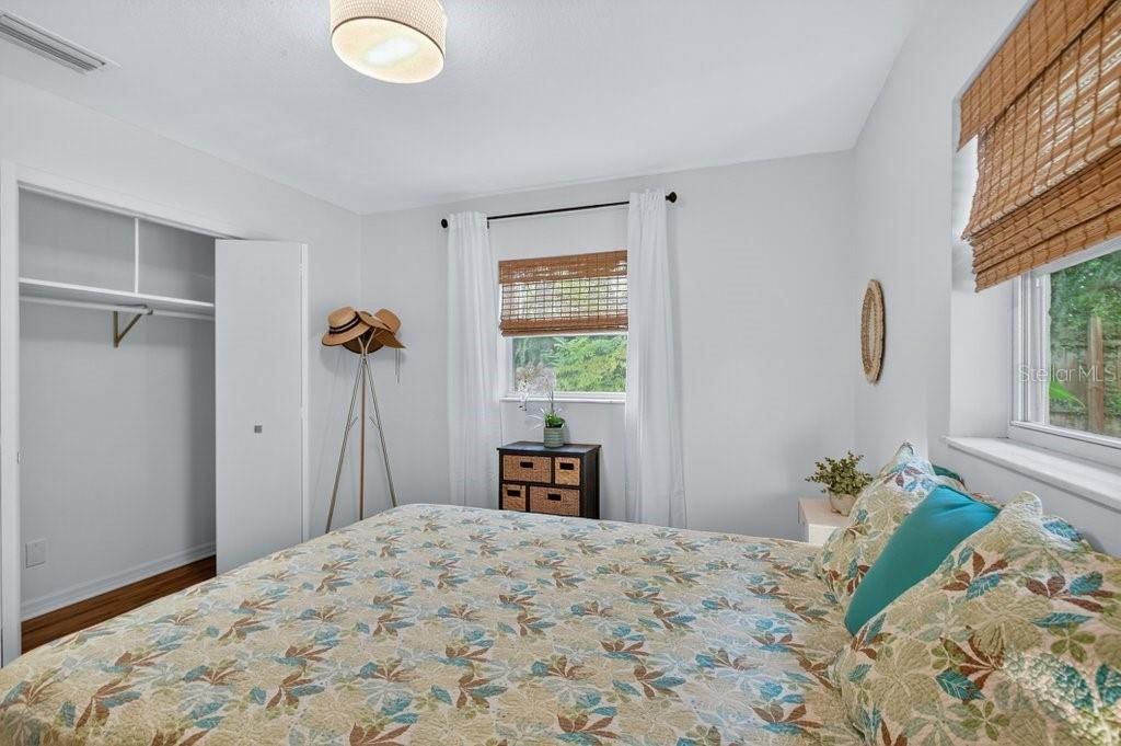 待售: $389,000 (2 贝兹, 1 浴室, 1064 平方英尺)