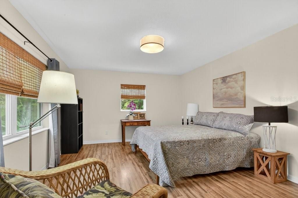 待售: $389,000 (2 贝兹, 1 浴室, 1064 平方英尺)