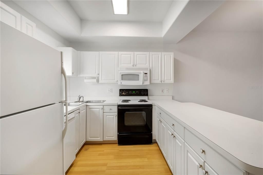 Active With Contract: $270,000 (2 beds, 2 baths, 1068 Square Feet)