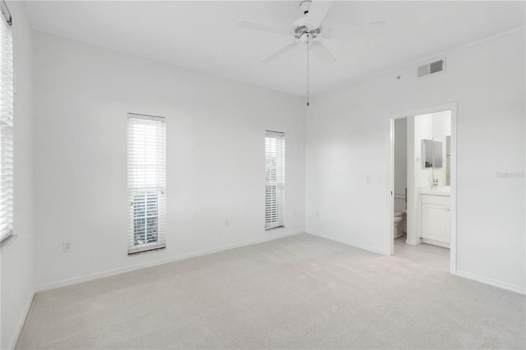 Active With Contract: $270,000 (2 beds, 2 baths, 1068 Square Feet)