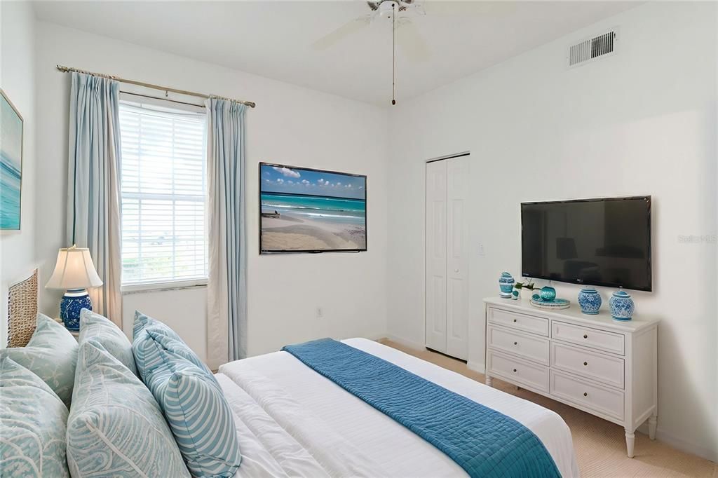 Active With Contract: $270,000 (2 beds, 2 baths, 1068 Square Feet)