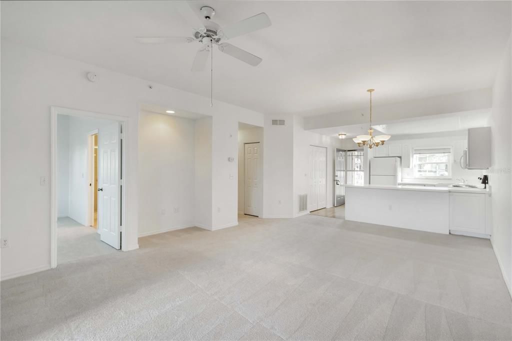 Active With Contract: $270,000 (2 beds, 2 baths, 1068 Square Feet)