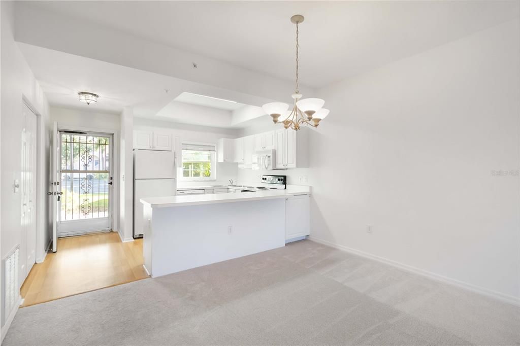 Active With Contract: $270,000 (2 beds, 2 baths, 1068 Square Feet)