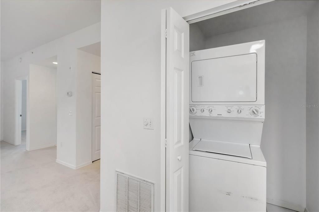 Active With Contract: $270,000 (2 beds, 2 baths, 1068 Square Feet)