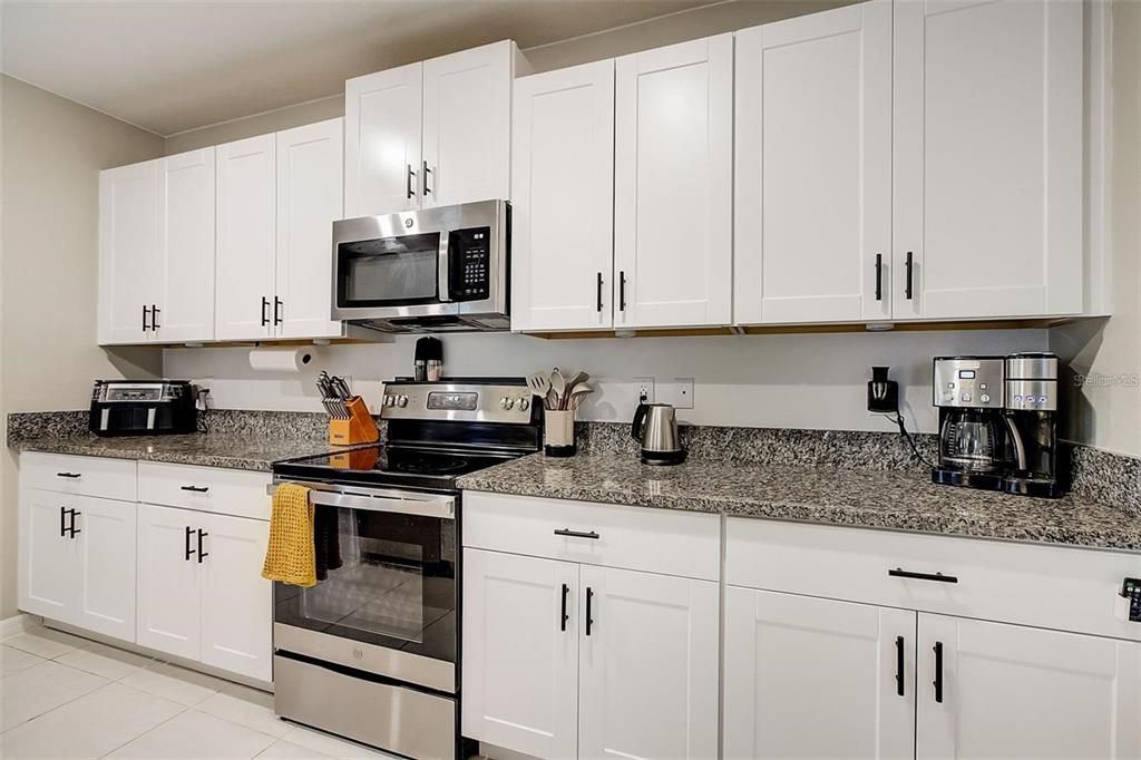 Active With Contract: $415,000 (5 beds, 2 baths, 2264 Square Feet)