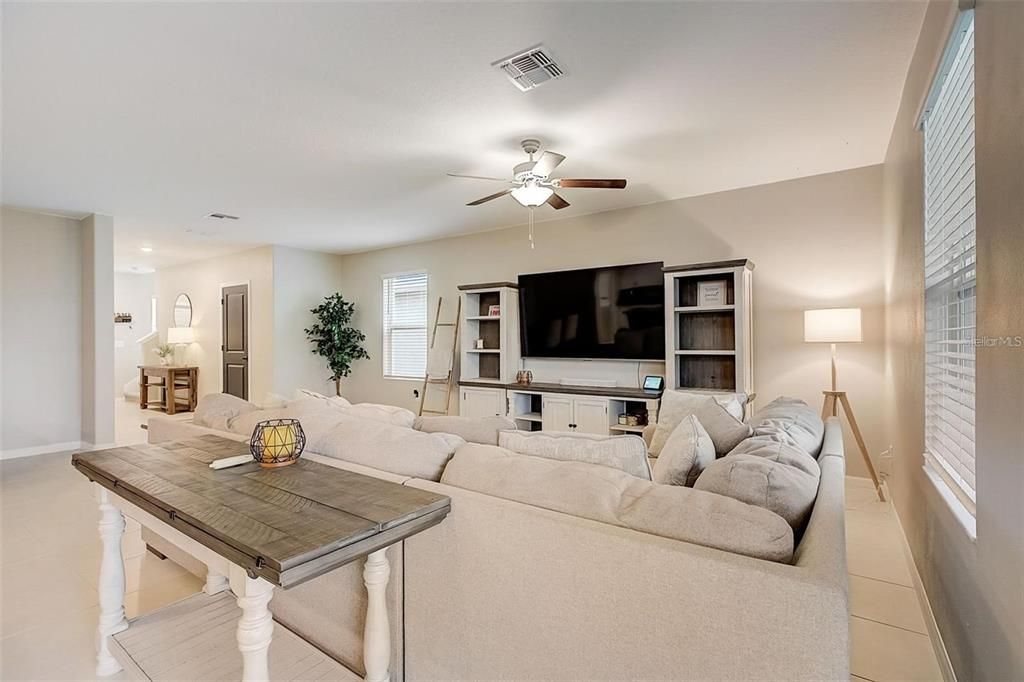 Active With Contract: $415,000 (5 beds, 2 baths, 2264 Square Feet)