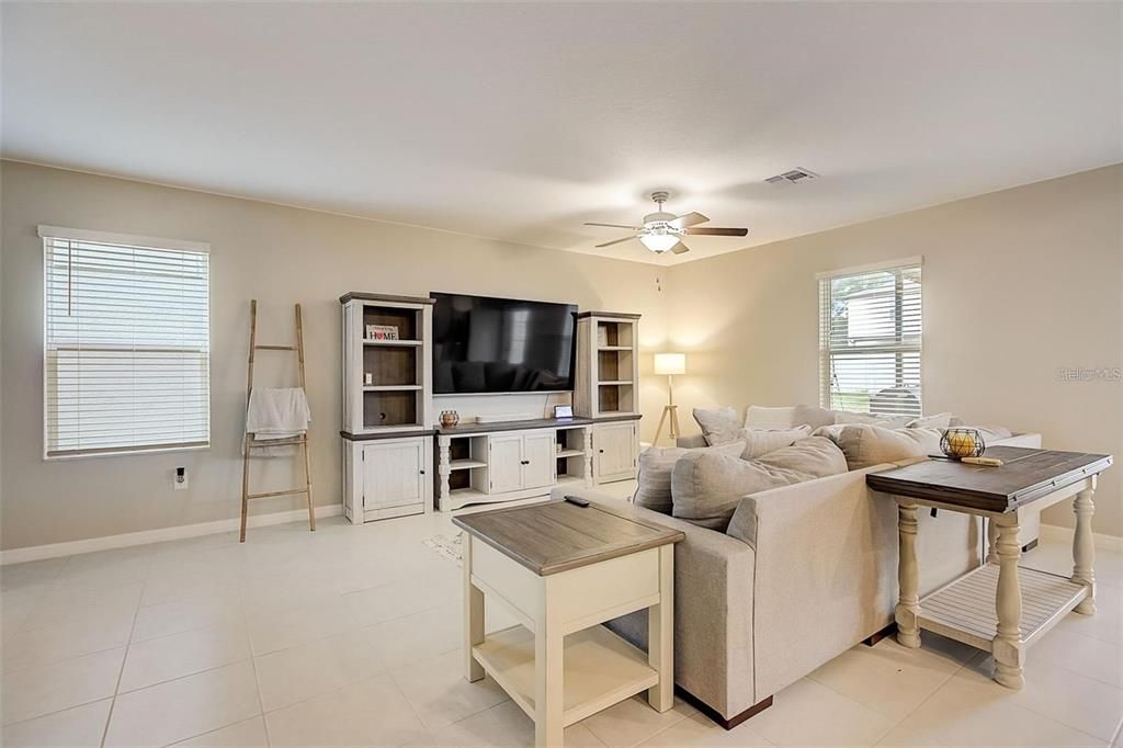 Active With Contract: $415,000 (5 beds, 2 baths, 2264 Square Feet)