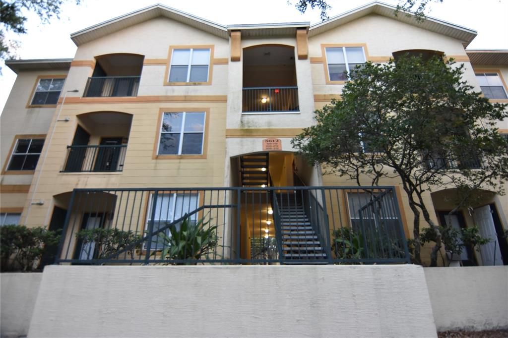 Active With Contract: $1,300 (1 beds, 1 baths, 868 Square Feet)