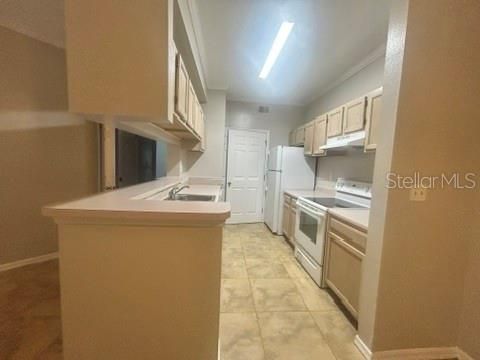 Active With Contract: $1,300 (1 beds, 1 baths, 868 Square Feet)