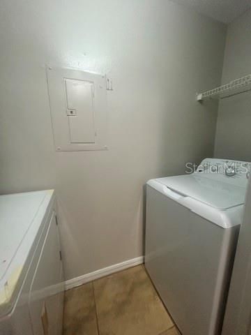 Active With Contract: $1,300 (1 beds, 1 baths, 868 Square Feet)