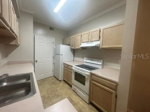 Active With Contract: $1,300 (1 beds, 1 baths, 868 Square Feet)