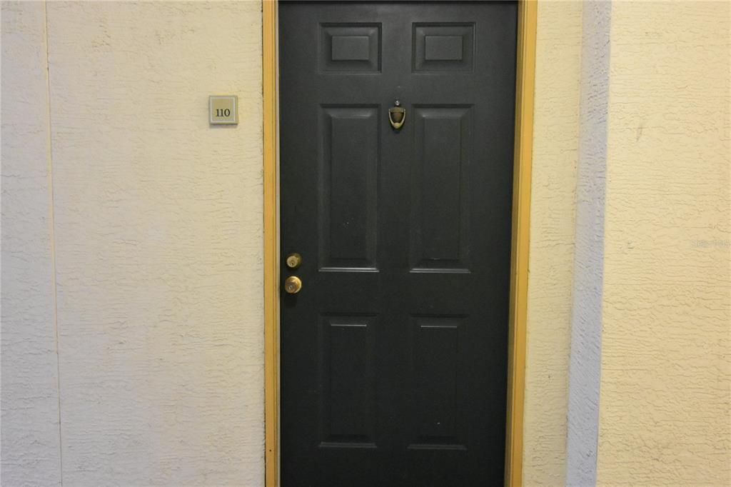 Active With Contract: $1,300 (1 beds, 1 baths, 868 Square Feet)