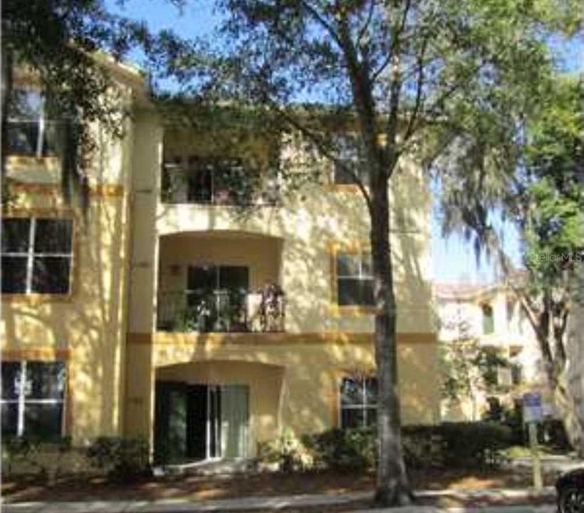 Active With Contract: $1,300 (1 beds, 1 baths, 868 Square Feet)