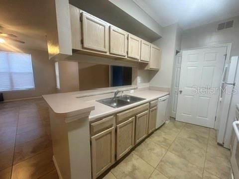 Active With Contract: $1,300 (1 beds, 1 baths, 868 Square Feet)