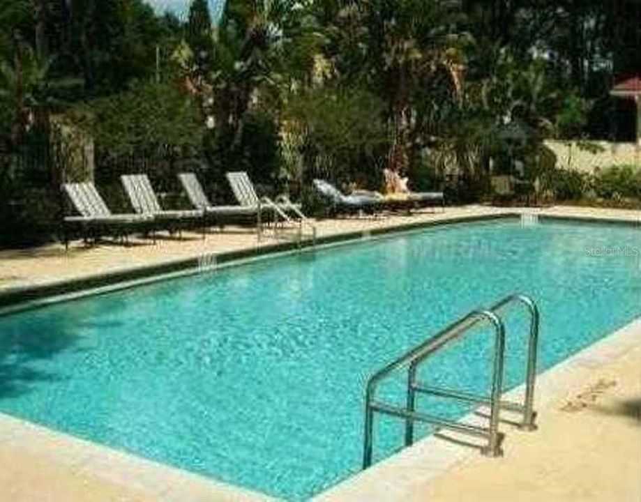 Active With Contract: $1,300 (1 beds, 1 baths, 868 Square Feet)