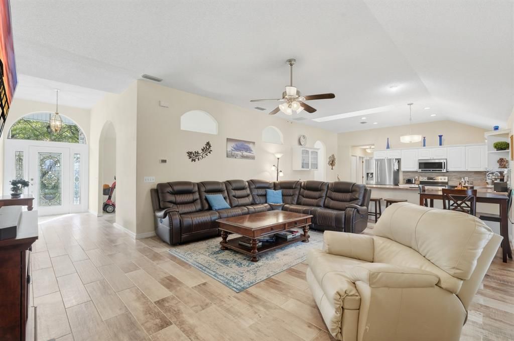 En Venta: $465,000 (3 camas, 2 baños, 2330 Pies cuadrados)