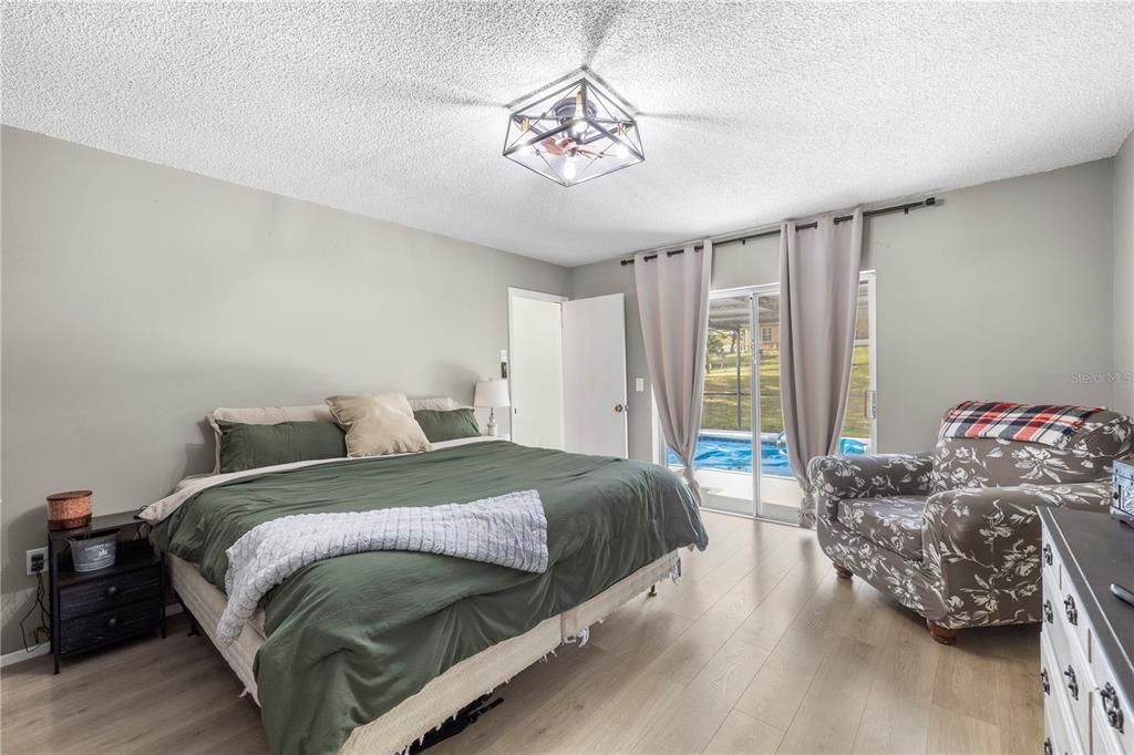 Activo con contrato: $300,000 (3 camas, 2 baños, 1482 Pies cuadrados)