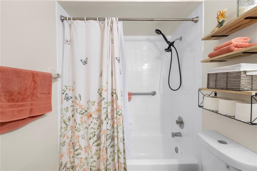 Activo con contrato: $300,000 (3 camas, 2 baños, 1482 Pies cuadrados)