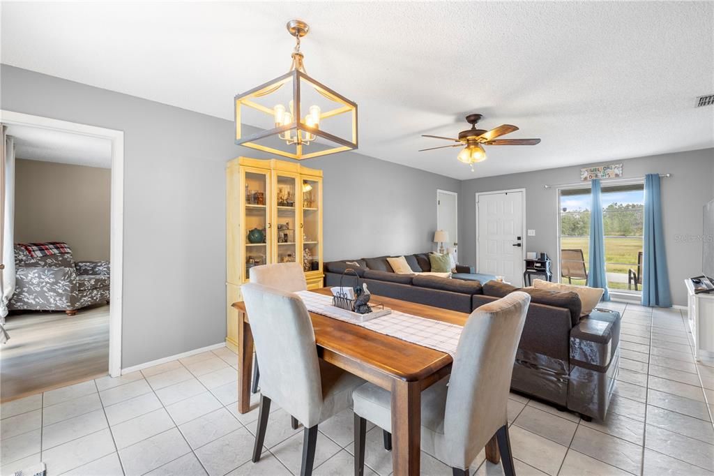 Activo con contrato: $300,000 (3 camas, 2 baños, 1482 Pies cuadrados)