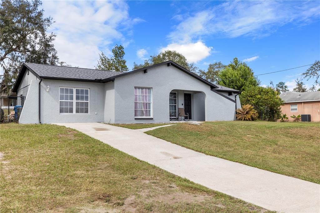 Activo con contrato: $300,000 (3 camas, 2 baños, 1482 Pies cuadrados)