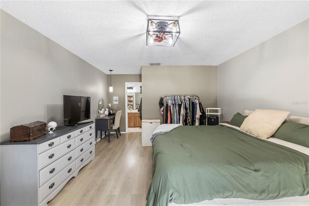 Activo con contrato: $300,000 (3 camas, 2 baños, 1482 Pies cuadrados)