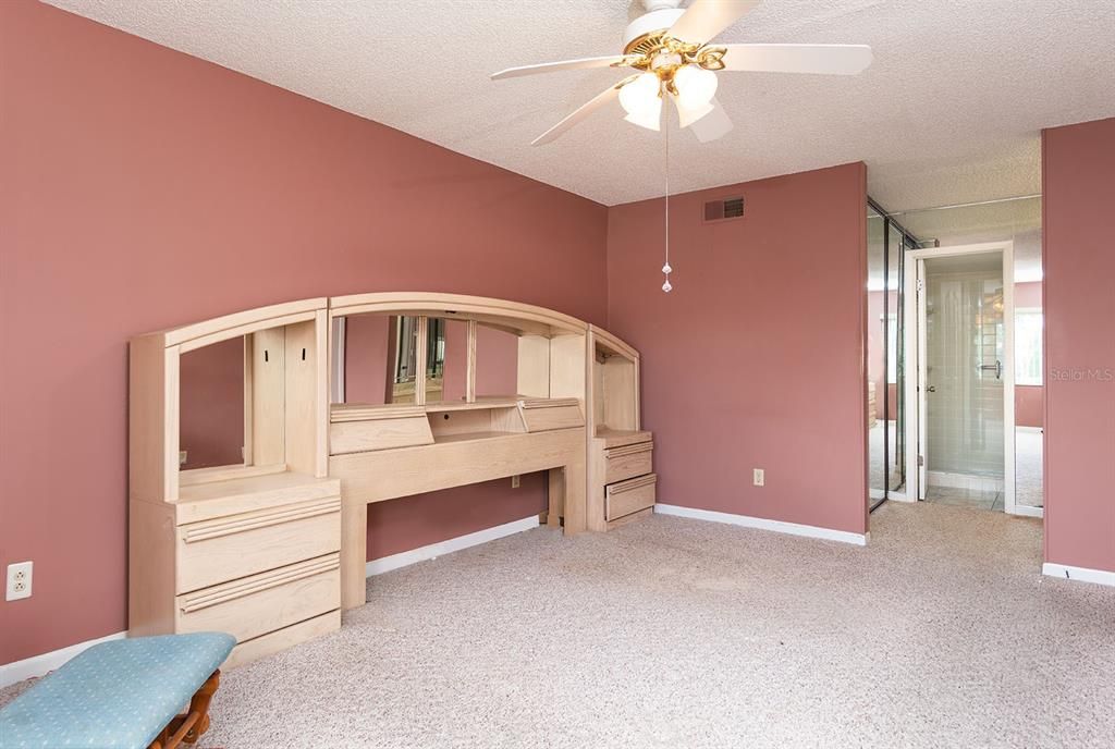 Activo con contrato: $159,900 (2 camas, 2 baños, 1341 Pies cuadrados)