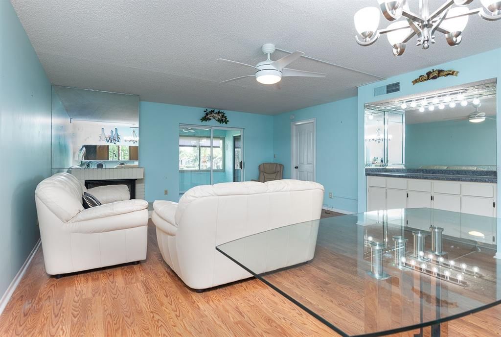 Activo con contrato: $159,900 (2 camas, 2 baños, 1341 Pies cuadrados)