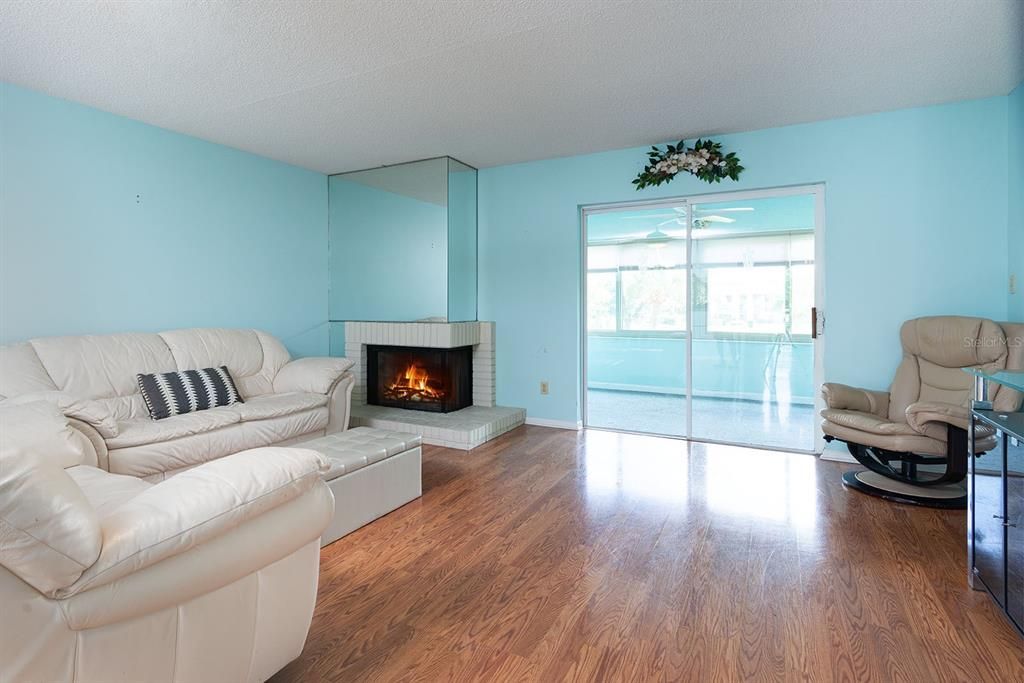 Activo con contrato: $159,900 (2 camas, 2 baños, 1341 Pies cuadrados)