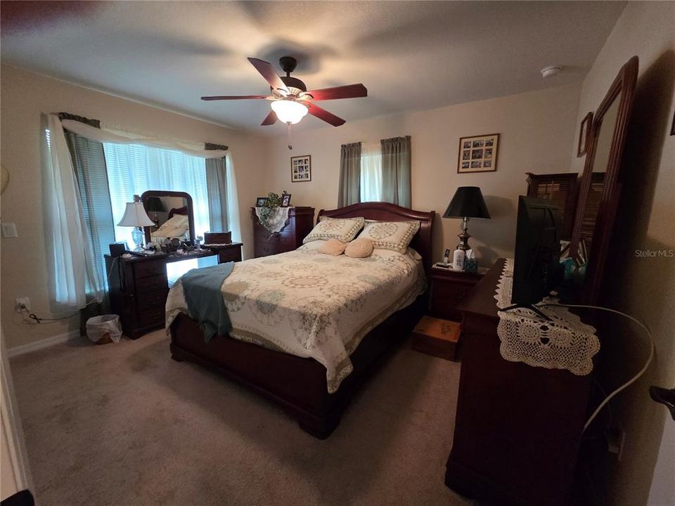 合同活跃: $395,000 (2 贝兹, 1 浴室, 1321 平方英尺)