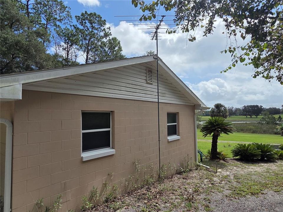 合同活跃: $395,000 (2 贝兹, 1 浴室, 1321 平方英尺)