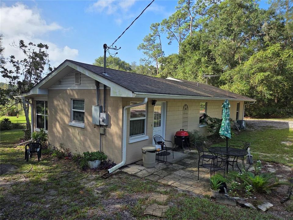 合同活跃: $395,000 (2 贝兹, 1 浴室, 1321 平方英尺)