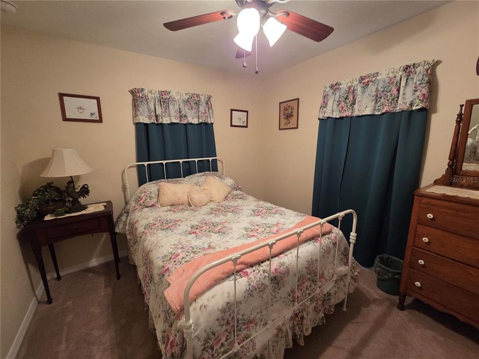 合同活跃: $395,000 (2 贝兹, 1 浴室, 1321 平方英尺)