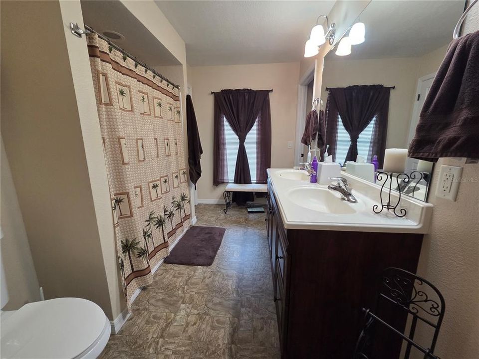 合同活跃: $395,000 (2 贝兹, 1 浴室, 1321 平方英尺)