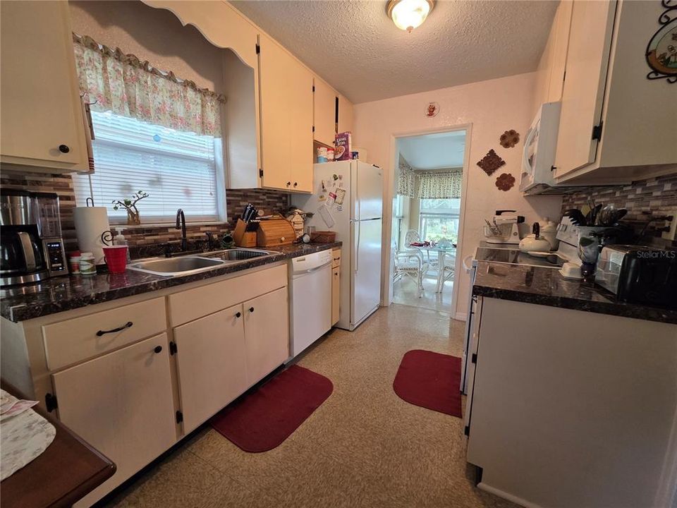 合同活跃: $395,000 (2 贝兹, 1 浴室, 1321 平方英尺)