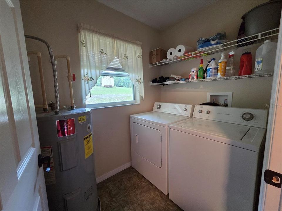 合同活跃: $395,000 (2 贝兹, 1 浴室, 1321 平方英尺)