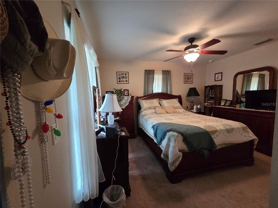 合同活跃: $395,000 (2 贝兹, 1 浴室, 1321 平方英尺)