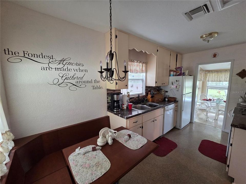 合同活跃: $395,000 (2 贝兹, 1 浴室, 1321 平方英尺)