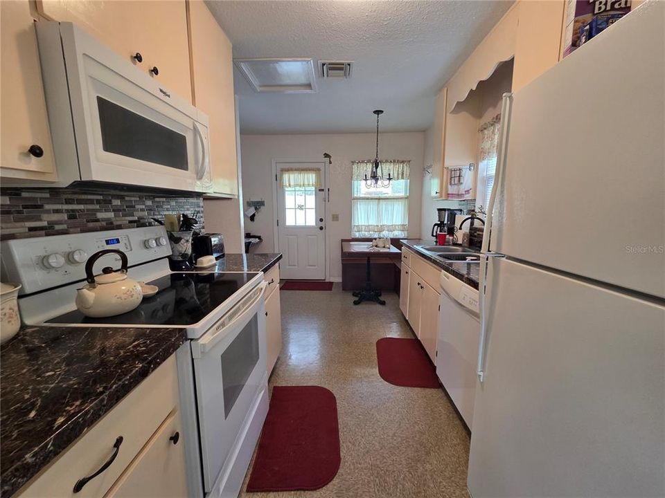 合同活跃: $395,000 (2 贝兹, 1 浴室, 1321 平方英尺)