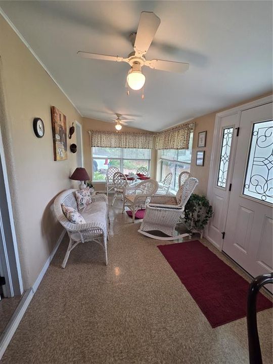 合同活跃: $395,000 (2 贝兹, 1 浴室, 1321 平方英尺)