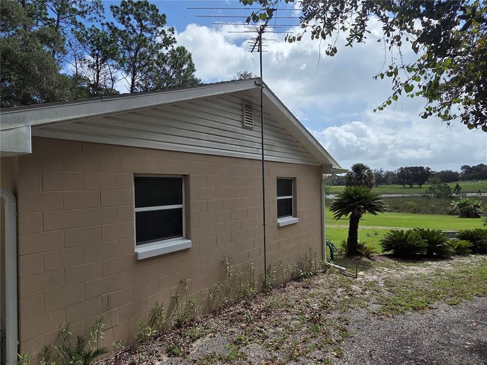 合同活跃: $395,000 (2 贝兹, 1 浴室, 1321 平方英尺)