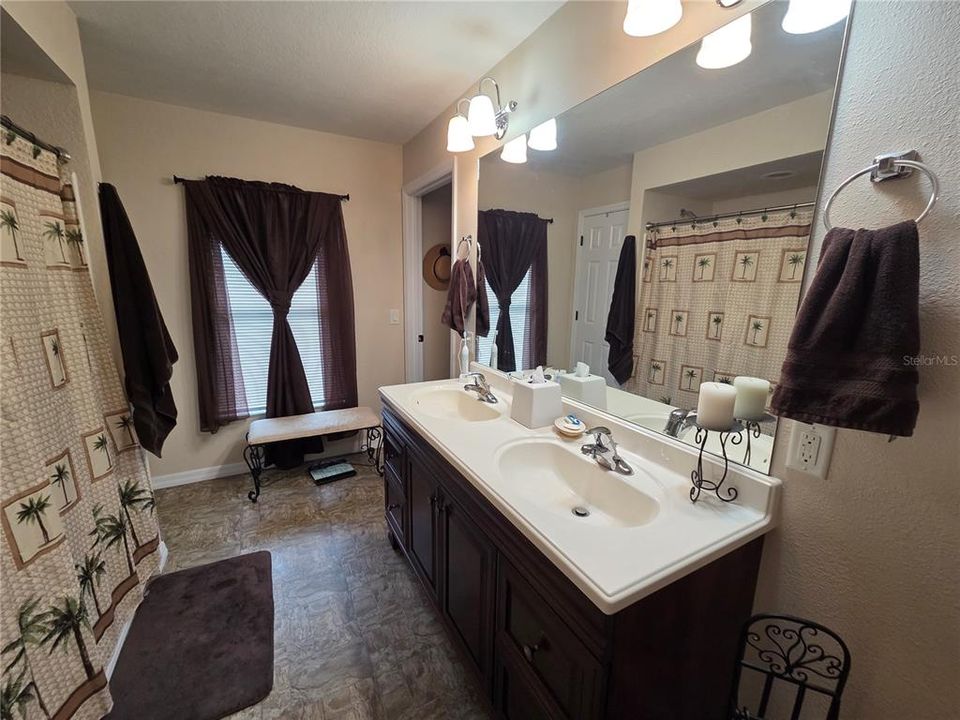 合同活跃: $395,000 (2 贝兹, 1 浴室, 1321 平方英尺)