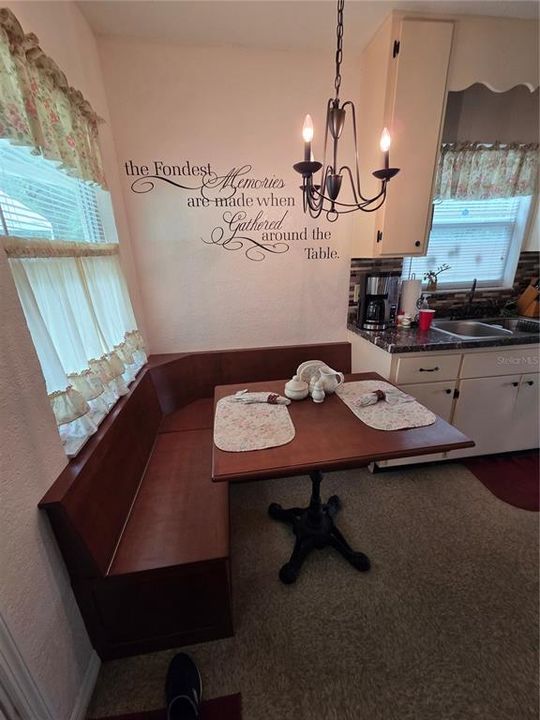 合同活跃: $395,000 (2 贝兹, 1 浴室, 1321 平方英尺)