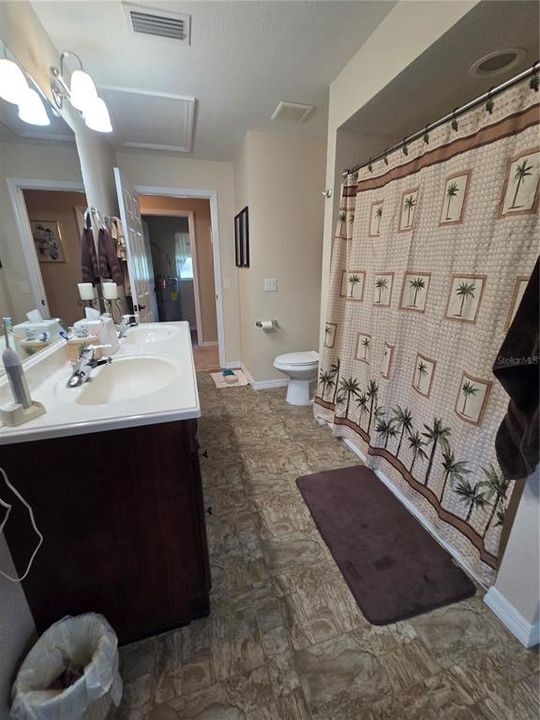 合同活跃: $395,000 (2 贝兹, 1 浴室, 1321 平方英尺)