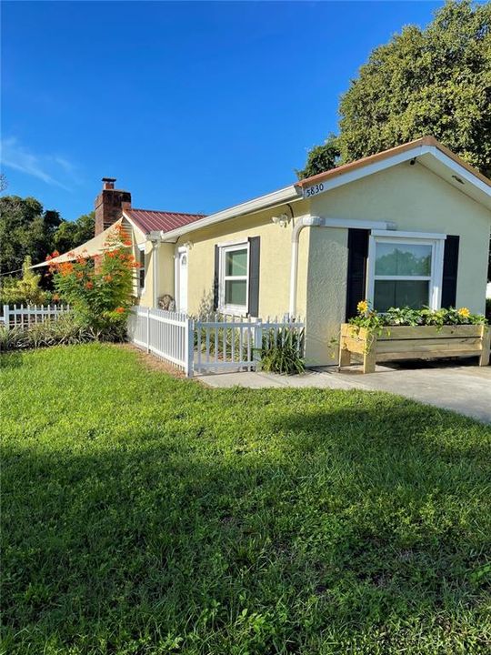 For Sale: $399,000 (2 beds, 1 baths, 1266 Square Feet)