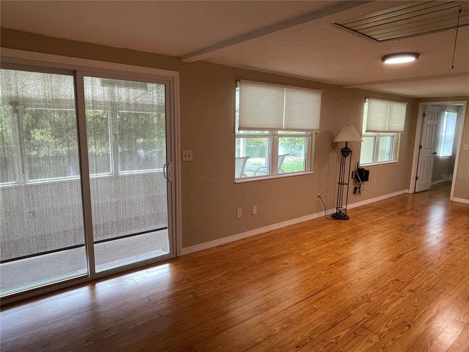 For Sale: $399,000 (2 beds, 1 baths, 1266 Square Feet)